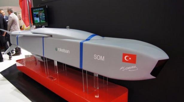 <p><strong>SOM FÜZESİ</strong><br />
Türk Silahlı Kuvvetleri'nin yeni gözbebeklerinden SOM (Satha Atılan Orta Menzilli Mühimmat) yeni füze projeleri kapsamında TSK'nın göz bebeklerinden biri. Karada, havada ve denizde her türlü hedefi vurabilen füzenin menzili 250 km.</p>
<p> </p>
