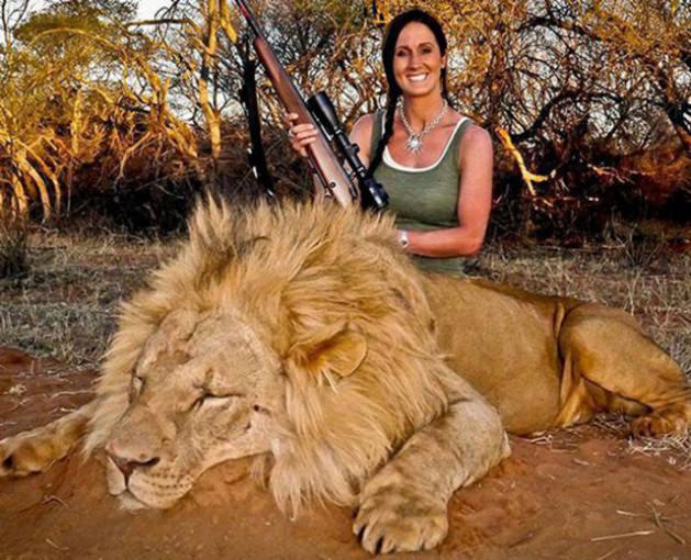 &Uuml;nl&uuml; sunucunun silahla vurarak &ouml;ld&uuml;rd&uuml;ğ&uuml; bir aslanla poz vermesi tepki topladı. 