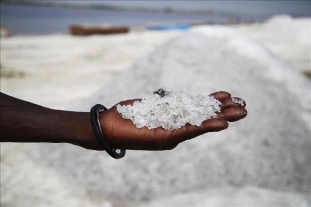 <p>- Yılda yaklaşık 24 bin ton tuzun sadece insan g&uuml;c&uuml;yle &ccedil;ıkarıldığı bu g&ouml;lde en zorlu g&ouml;revi kadınlar &uuml;stleniyor<br />
- Gineli kadın iş&ccedil;i Camara:</p>
