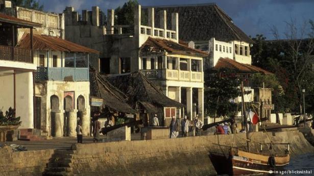 <p><strong>Lamu - Birçok farklı kültürle etkileşim</strong><br />
<br />
Lamu tarihi kenti, Doğu Afrika’daki en iyi korunmuş Svahili yerleşkesi. Arap, Portekiz, Alman ve İngiliz kültürlerinin etkileri, mercan taşlarla ve mangrov ahşabıyla inşa edilmiş geleneksel bir mimariye sahip Lamu Adası’nda izler bırakmış. Lamu aynı zamanda İslam kültürü çalışmaları açısından da önemli bir merkez.</p>

<p> </p>

<p> </p>
