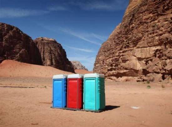 <p>Çölde duş kabinleri</p>
<p>Ürdün'de Wadi Rum çölüne turistler için portatif banyo konuldu.</p>