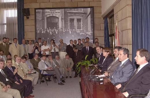 <p>Seçimlerden 10 gün önce, dönemin Yargıtay Başsavcısı Sabih Kanadoğlu, ‘Siyasi Partiler Yasası’nı ihlal ettiği gerekçesiyle AK Parti’nin kapatılması istemiyle dava açtı.</p>

<p> </p>
