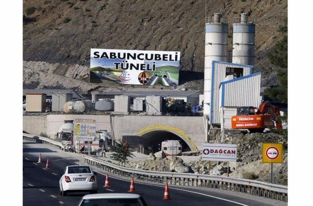 <p>Sabuncubeli, Manisa ve İzmir'i Spil Dağı ve Yamanlar Dağı arasından birbirine bağlıyor. Tünelin en yüksek noktası 685 metre rakıma sahip.</p>

<p> </p>
