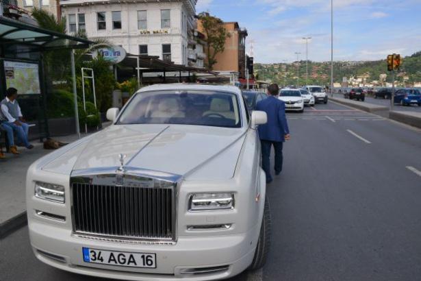 <p>İşadamı Ali Ağoğlu, önceki gün yeni aldığı Rolls Royce Ghost’un direksiyonunda ilk kez görüntülendi.</p>

<p> </p>
