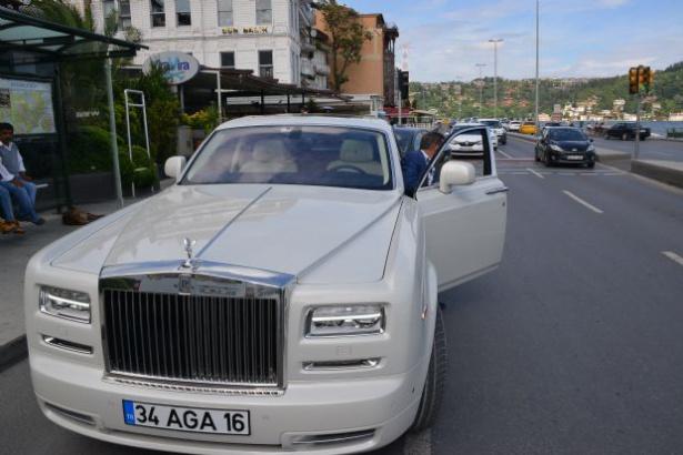 <p>Rolls Royce İngiliz Kraliyet ailesinin makam aracı. 545 bin Euro (yaklaşık 1 milyon 553 bin TL) değerinde olan Ghost’un yüksekliği 1.55 metre. V 12 motoru 460 beygir gücünde. Bu güç sayesinde 2.5 tonluk ağırlığını kaldırmakta zorlanmıyor bile. 0-100 km/s 5,9 saniyede yükseliyor, maksimum hızı ise 240 km/s. Ghost, 100 km’de 14 litre yakıyor.</p>

<p> </p>
