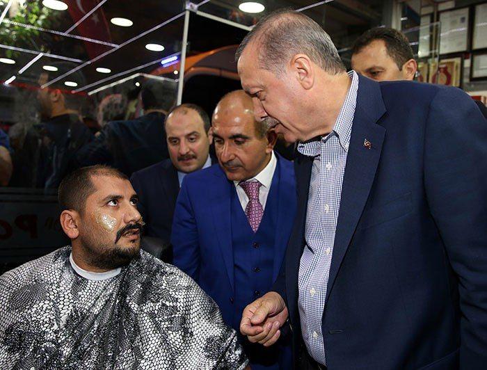 <p>Bir erkek berberine giren Erdoğan ilginç bir manzara ile karşılaştı. Berberdeki vatandaş yüzünün yanak bölgesinin bir bölümünde çıkan, istenmeyen tüyler için ağda yaptırıyordu.</p>

<p> </p>
