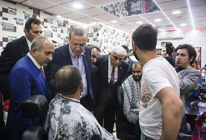 <p>Berber dükkanına danışmanları ile birlikte giren Erdoğan, burada yüzüne ağda yaptıran vatandaşla da sohbet etti.</p>

<p> </p>
