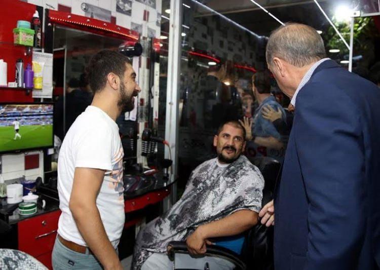 <p>Vatandaşın şaşkınlığı yüzüne yansırken, ağda sırasında çekilen fotoğraflar, Cumhurbaşkanlığı'nın sitesinde yayınlandı.</p>
