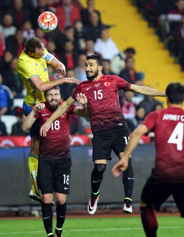 <p>A Milli Takım'ın yeni tasarlanan formaları ülkeyi adeta ikiye böldü. Kimisi klasik bantlı formamıza dönmemiz gerektiğini söylerken kimisi de yeni formaların tasarımından oldukça memnun. İşte Milli Takım tarihinden unutulmaz forma tasarımları...</p>
