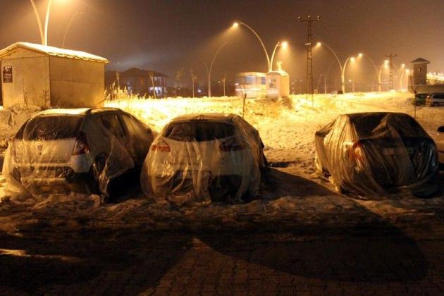 Ağrı'da da soğuk hava hayatı olumsuz etkiledi. Vatandaşlar araçlarını korumak için naylon ve battaniyelerle sardı.