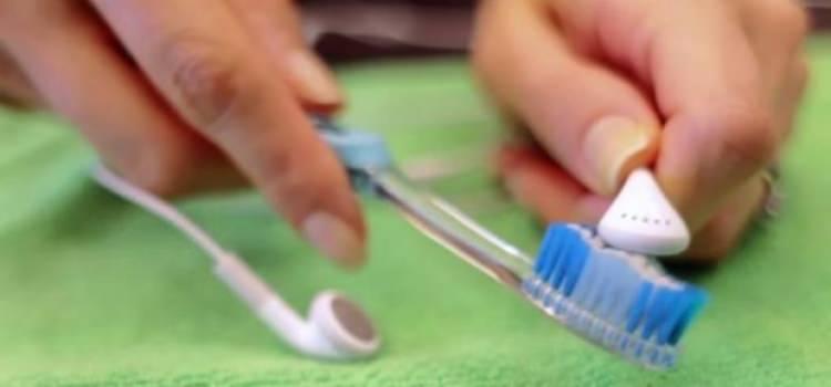 <p>3- Kulaklık içerisindeki kirleri diş fırçası yardımıyla temizleyebilirsiniz</p>
