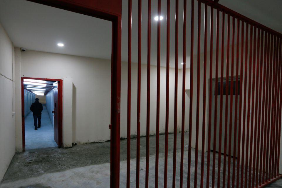 <p>Darbe girişimine ilişkin İzmir'de 30 Ocak Pazartesi günü başlayacak ilk davanın görüleceği 750 metrekarelik alana sahip salona tutuklu sanık, hakim ve savcı ile izleyici olmak üzere üç bölümden giriş sağlanacak.</p>
<p> </p>