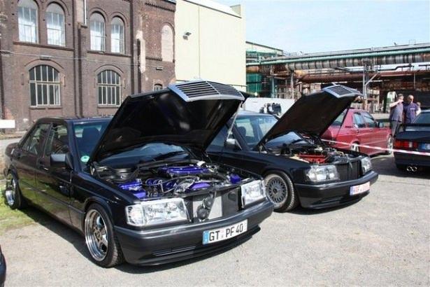 <p>Mercedes severler Almanya'nın Hattingen kentinde buluştu. Mercedes kulübü tarafından her sene düzenlenen etkinlik kapsamında Mercedes klasikleri ve son model Mercedes'ler bir araya geldi. İşte o otomobiller....</p>
<p> </p>