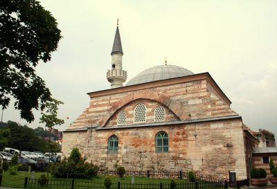 <p>Eminönü'ndeki İstanbul Ticaret Üniversitesi yanındaki Ahi Çelebi Camii harap bir haldeyken restore edildi. </p>