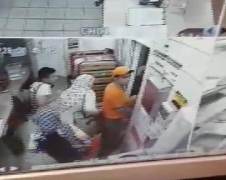 <p>Restoran çalışanları sığınan yolculara yardım ediyor.</p>
