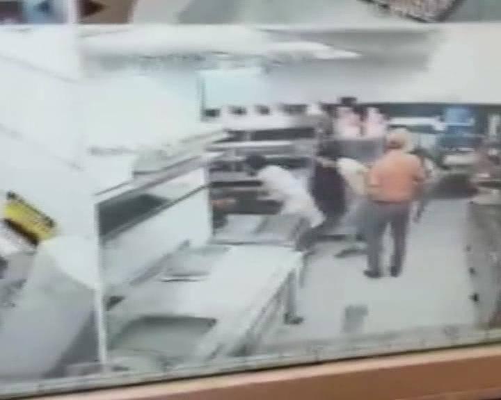 <p>Patlamayla birlikte yerde sürünen bir kadın da arka tarafa doğru kaçmaya çalışıyor. </p>
