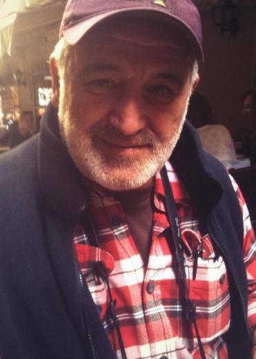 <p>Ahmet Hakan Savaş Ay... Sokakların gazetecisiydi... Sokakta karşılaştığımızda çekmiştim bu fotoğrafı...</p>