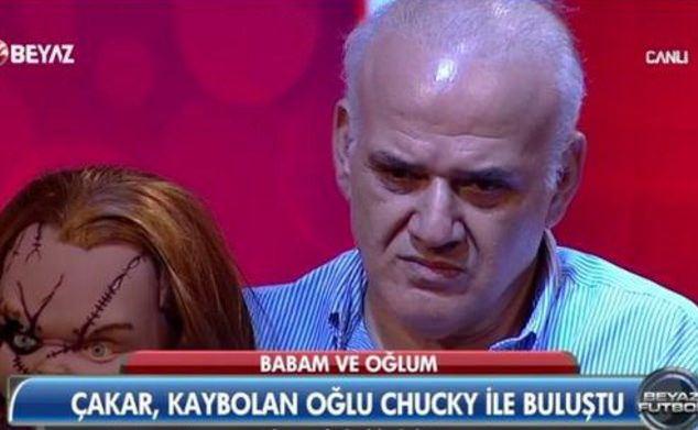 <p>Chucky'nin saçlarını tarayan ve "Yarın üye olsan 15-20 sene sonra Galatasaray'a başkan olursun Chucky" ifadelerini kullanan Çakar'ın bu görüntüleri paylaşım rekorları kırarken twitter'da trend topic oldu.</p>
