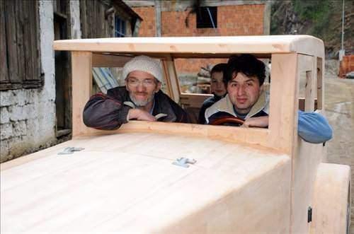 <p>4 kişilik olarak tasarlanan 3 buçuk metre boyundaki otomobile, 1.300 cc'lik motor yerleştirildi. </p>