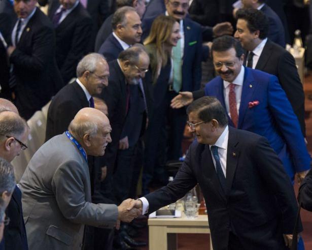 <p>Başbakan Ahmet Davutoğlu ile CHP Genel Başkanı Kemal Kılıçdaroğlu, TOBB Genel Kurulu'na katıldı. Davutoğlu ve Kılıçdaroğlu selamlaştı.</p>
