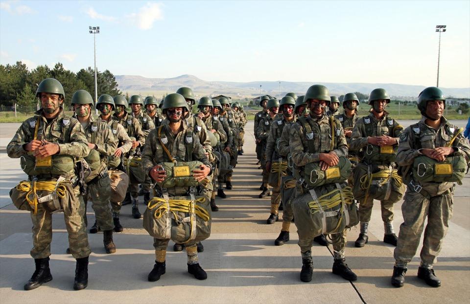 <p>Obüsle düşman bölgesini tahrip eden kuvvetler, operasyonu başarıyla tamamladıktan sonra helikopterle operasyon bölgesini terk etti. Sikorsky tipi helikopter, paraşütle atılan obüsü operasyon bölgesinden aldı. </p>

<p> </p>
