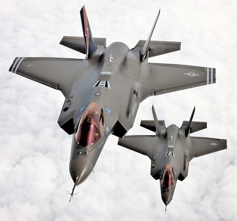 <p>F-35; havadan havaya mücadelede 4 kat daha etkili, karaya saldırı gücü 8 kat daha fazla ve stratejik keşif ve hava savunması konusunda 3 kat daha etkili bir sisteme sahip.<br />
Özellikleri:<br />
Mürettebat: 1<br />
Uzunluk: 15.67 m<br />
Yükseklik: 4.33 m<br />
Kanat açıklığı: 10,65 m<br />
Kanat Alanı: 42.7 m²</p>