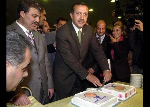 <p>Ağustos 2001’de siyaset sahnesine çıkan AK Parti, Türk siyasi tarihine başarılarıyla damgasını vurdu. 3 Kasım 2002’de siyasi yasaklı Recep Tayyip Erdoğan’dan mahrum girdiği seçimde birinci olan AK Parti, Abdullah Gül başkanlığında ilk hükümeti kurdu.</p>
