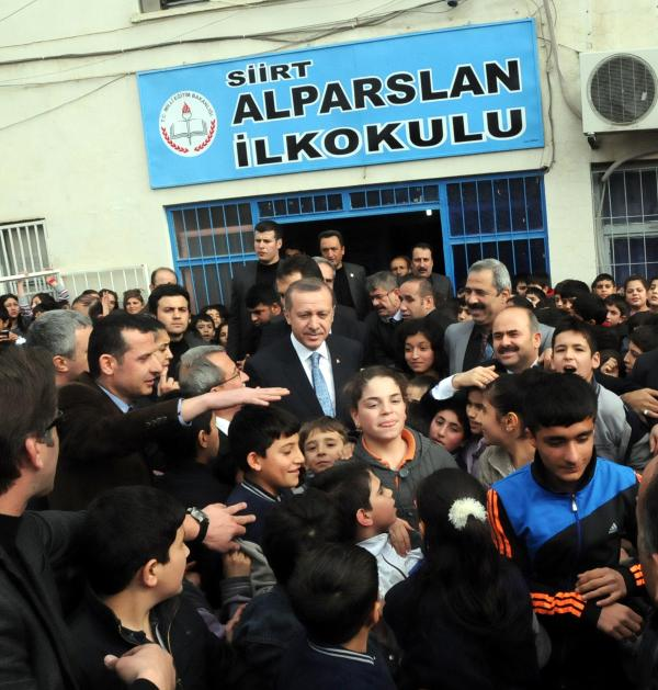 <p>Erdoğan’ın, 8 Mart 2003’te Siirt’te yenilenen seçimde milletvekili seçilmesinin ardından Gül başkanlığındaki 58. Hükümet 11 Mart 2003’te istifa etti. Erdoğan, 15 Mart’ta 59. Hükümeti kurarak başbakan oldu. AK Parti daha sonra yapılan 7 seçimden birinci çıktı.</p>