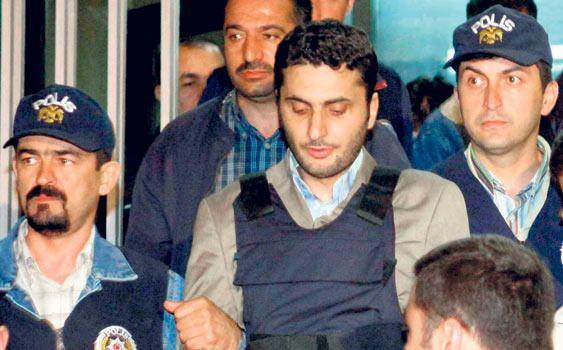 <p><strong>DANIŞTAY SALDIRISI</strong></p>

<p>Türkiye tarihinde ekonomik ve siyasi istikrarın yükselmeye başladığı her dönemde olduğu gibi AK Parti hükümetleri de hedef oldu. İlk olarak 17 Mayıs 2006’da Ankara’da Avukat Alpaslan Arslan, gerçekleştirdiği saldırıda Danıştay 2. Dairesi Üyesi Mustafa Yücel Özbilgin katledildi. </p>
