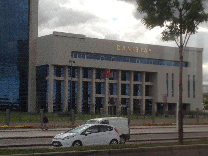 <p>Bazı çevreler hükümeti sorumlu tuttu. Hükümet ise istikrarı bozmak ve hükümeti yıkmak için yapılan teşebbüs olarak nitelendirdi.</p>

<p>AK Parti iktidarının 5 yılını doldurduğu dönemde yeni bir kriz ortaya çıkarıldı.</p>
