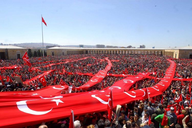 <p><strong>CUMHURİYET MİTİNGLERİ</strong></p>

<p>Herkes, TBMM’de sayısal üstünlüğü elinde bulunduran AK Parti’nin önereceği adayın 11. Cumhurbaşkanı olarak seçileceğine kesin gözüyle bakarken,</p>
