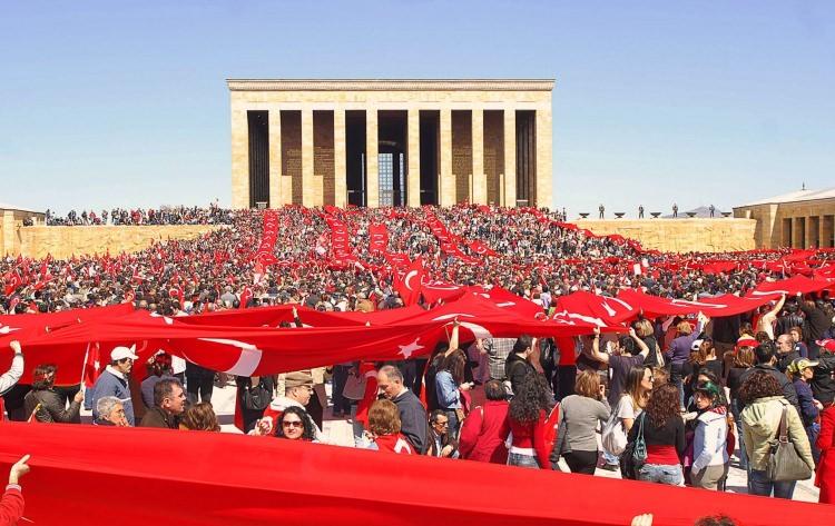 <p>bazı çevreler Cumhuriyet Mitingleri ile bunu engellemeye çalıştı.</p>
