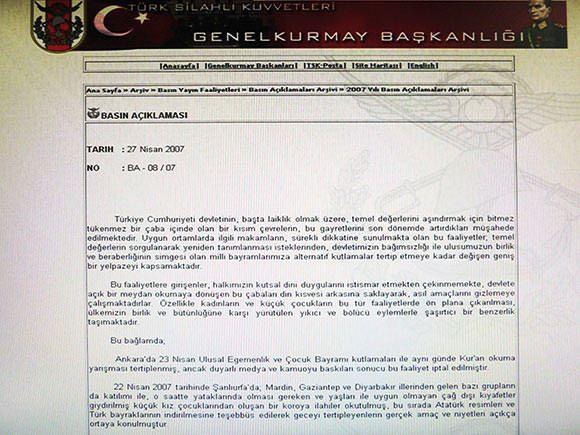 <p><strong>27 NİSAN MUHTIRASI</strong></p>
<p>Türk demokrasi tarihine “e-muhtıra” olarak geçen 27 Nisan bildirisi de Cumhurbaşkanlığı seçimi öncesi milli iradeyi hedef alan bir girişim olarak akıllarda kaldı. Geri adım atmayan hükümet, Meclis’in Cumhurbaşkanlığı seçimi takvimini aynen işletti. Meclis 11. Cumhurbaşkanı’nı seçmek için 27 Nisan 2007’de toplandı. Tek aday olarak seçime giren Abdullah Gül, oylamaya katılan 361 milletvekilinin 357’sinin oyunu olmasına rağmen, ilk turda seçilmek için gerekli 367 sayısını bulamadı</p>
