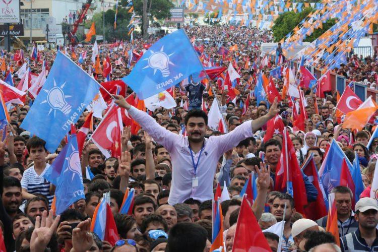 <p>5 üye kapatmaya karşı çıktı, 6 üye kapatmadan yana oy kullandı. Nitelikli çoğunluk sağlanamadığı için parti kapatma talebi reddedilmiş oldu.</p>
