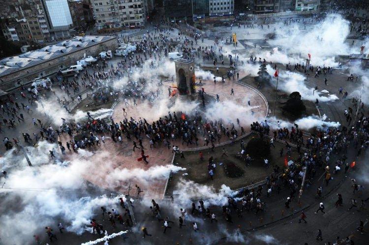 <p>Taksim Meydanı’ndaki Gezi Parkı’na Topçu Kışlası’nın yeniden inşa edilmesi amacıyla belediyenin birkaç ağacı başka yere nakletmek için çıkarması üzerine başlayan olayların da Türkiye’ye maliyeti büyük oldu. </p>
