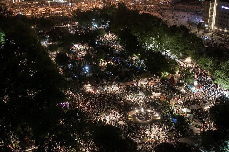 <p>“Ağaç kesimi protestosu” bahanesiyle ortaya çıkan örgütler, tüm Türkiye’de, hükümeti yıkarak yatırımları durdurma amacına yönelik şiddet eylemleri başlattı. Yaklaşık 50 milyar dolar maliyeti olan eylemler Erdoğan’ın kararlı duruşuyla son buldu.</p>
