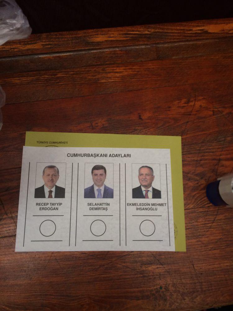 <p>Halkın yaklaşık yüzde 69’unun “evet” oyu vermesiyle Erdoğan’ın 2014 yılında doğrudan halk tarafından cumhurbaşkanı seçilmesinin de yolu açmış oldu. </p>
