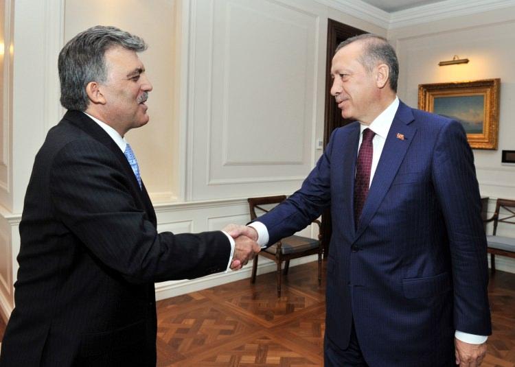 <p><strong>SİYASETTE BİR İLK</strong></p>
<p>Kesintisiz iktidarına 14 yıldır devam eden AK Parti, bu süre içerisinde 4 başbakan ve 2 cumhurbaşkanı çıkardı. Abdullah Gül, Recep Tayyip Erdoğan, Ahmet Davutoğlu ve Binali Yıldırım başbakanlık yaparken, Gül ve Erdoğan Türkiye’nin 11. ve 12. Cumhurbaşkanlığına seçildi.</p>