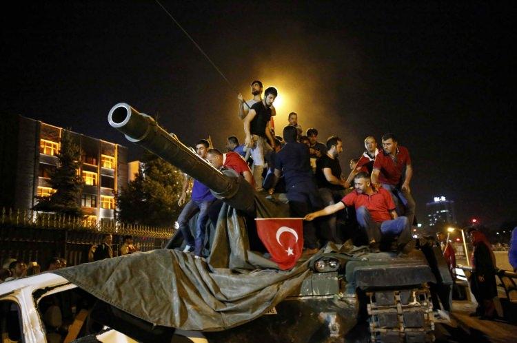 <p>Tarihin en kanlı darbe girişimi, örgütün TSK içerisindeki üniformalı teröristleri aracılığıyla gerçekleştirildi. Cumhurbaşkanı Erdoğan’ın çağrısı üzerine vatandaşlar tankların önüne geçerek demokrasiye sahip çıktı.</p>
