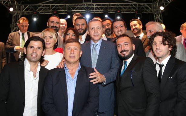 <p><strong>ALİ ŞAN: BAŞBAKAN ERDOĞAN'I SEVİYORUM</strong></p>

<p>Vizon tanıtım toplantısına katıldıkları için eleştirilen sanatçılardan türkücü Alişan ise, politikadan anlamadığını belirterek, <strong>“Hayatım boyunca politik bir görüşüm olmadı. Ben sadece çok eski tanıdığım olan Sayın Başbakan Recep Tayyip Erdoğan’ın kalbini iyi bildiğim için onu seviyorum. 1996 yılından beri tanıyorum ve bugüne kadar hep abi kardeş olarak giden bir ilişkimiz oldu. Bundan sonra inşallah böyle olacak”</strong> diye konuştu. </p>
