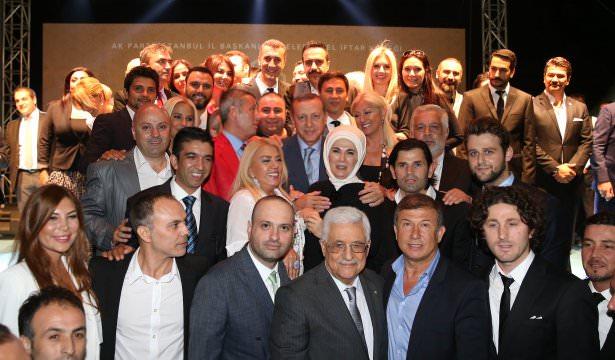 <p><strong>ECE ERKEN: KİMSE SEVMEK ZORUNDA DEĞİL AMA...</strong></p>
<p>Sunucu Ece Erken ise, “<strong>Ben vizyon toplantısına katıldım. Bir daha davet edilsem bir daha giderim. Sonuçta ülkemizin başbakanından bahsediyoruz. Kimse sevmek zorunda değil ama saygı duymak zorunda. Ben de iftar yemeğine büyük bir gururla geldim”</strong> dedi</p>