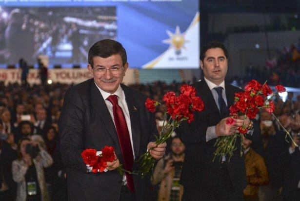<p>Başbakan Ahmet Davutoğlu AK Parti seçim beyannamesini açıklamak için eşi Sare Davutoğlu'yla beraber Ankara Arena'ya geldi. Davutoğlu, yaklaşık 15 bin kişinin katılımıyla gerçekleştirilecek toplantı öncesi Arena Spor Salonu dışında olan vatandaşlar için selamlama konuşması yaptı.</p>

<p> </p>
