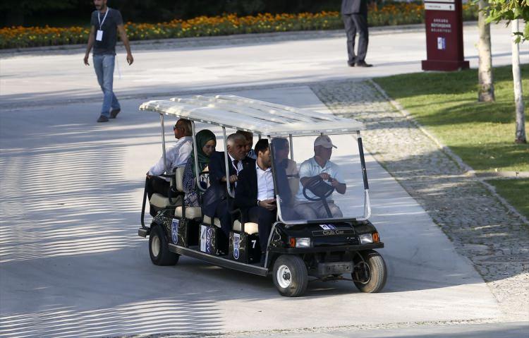 <p>Konuklar kapılardan golf arabaları ile tören alanına götürüldü.</p>
