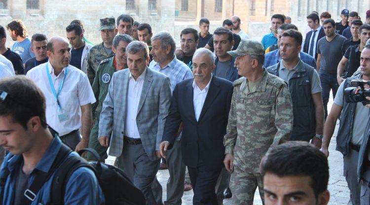 <p>Yoğun güvenlik önleminin alındığı camiye namaz kılmaya gelen vatandaşlar üst aramaları yapıldıktan sonra içeri alındı.</p>
<p> </p>