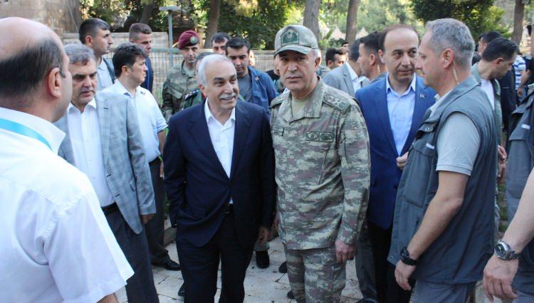 <p>Bakan Fakıbaba ile Orgeneral Akar, namazın ardından cami önünde kendilerine ilgi gösteren vatandaşlarla bayramlaştı.</p>
<p> </p>