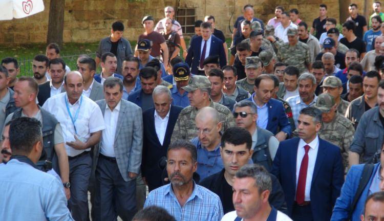 <p>Fakıbaba ve Akar daha sonra yürüyerek Balıklıgöl'e gitti ve burada balıklara yem atarak dilek tuttu.</p>
<p> </p>