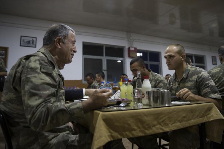 <p>Genelkurmay Başkanı Orgeneral Hulusi Akar, Kara Kuvvetleri Komutanı Orgeneral Yaşar Güler, Deniz Kuvvetleri Komutanı Koramiral Adnan Özbal, Hava Kuvvetleri Komutanı Orgeneral Hasan Küçükakyüz, kurban bayramı sebebiyle sınır birliklerini ziyaret etmek üzere Şanlıurfa'ya geldi.</p>