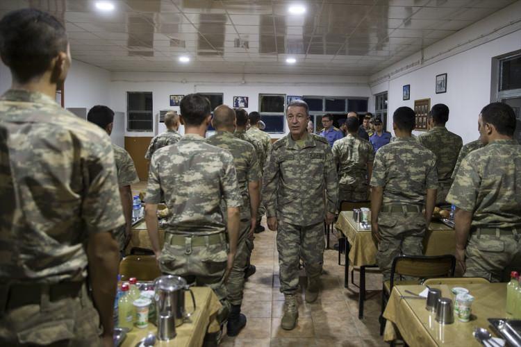 <p>Akçakale 2. Hudut Tabur Komutanlığı'nı ziyaret eden Orgeneral Akar ve kuvvet komutanları askerlerle birlikte yemek yedi ve personelin bayramını kutladı.</p>
<p> </p>