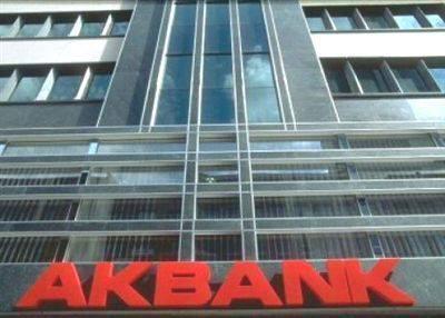 Akbank Ekonomik Araştırmalar Bülteni: ''Fed'den benzeri görülmemiş hamle geldi'' Akbank Ekonomik Araştırmalar Bülteninde Fed'in dün akşam saatlerinde açıkladığı kararlar ile ilgili olarak ''benzeri görülmemiş hamle'' ifadesini kullandı. Fed'in kararlarının değerlendirildiği bültende Fed'in sonu açık 3. tur parasal genişleme (quantitative easing QE3) başlatacağını ve faiz oranlarının yaklaşık sıfır seviyesinde tutulacağı dönemin ise en az 2015 ortasına kadar uzatıldığının altı çizilerek ''Fed açıklamasında, konuta dayalı menkul değerleri aylık 40 milyar dolar mertebesinde almaya karar verdi. Komite Haziran ayında açıkladığı elindeki menkul değerlerin ortalama vadesini uzatma programına da devam edecek. Bu tedbirler Komite'nin uzun vadeli menkul değerlerini yıl sonuna kadar her ay 85 milyar dolar artıracak olup, uzun vadeli faiz oranlarına aşağı yönlü baskı yapması, konut piyasalarını desteklemesi ve genel olarak finansal koşulların daha uygun koşullarda oluşmasına yardımcı olması beklenmelidir'' değerlendirmesin bulunuldu. Bültende Daha önce yapılan 2 tur parasal genişlemenin (QE1 ve QE2) aksine program için herhangi bir miktar ve zaman sınırı açıklanmamasına dikkat çekilerek ''Yeni program ile Fed, yıllık 480 milyar dolar tutarında konuta dayalı menkul alımını gerçekleştirecek. Fed istihdam piyasasındaki görünüm önemli ölçüde iyileşene kadar varlık alımlarına devam edeceğini de taahhüt ediyor'' denildi. Bültende ayrıca şu ifadelere yer verildi: ''Komite ayrıca ekonomik toparlanma kuvvetlendikten sonra bile önemli bir zaman süresince para politikasının yüksek derecede destekleyici duruşunu sürdüreceğini belirtiyor. Dolayısıyla faiz oranları artırıldıktan sonra bile, parasal sıkılaştırma yavaş gerçekleştirilecek. Varlık alımları özellikle konut faiz oranları olmak üzere uzun vadeli faiz oranlarına aşağı yönlü baskı yapmayı, hisse senedi ve konut gibi varlık fiyatlarının artırılmasını hedefliyor. Bu şekilde harcama ve yatırımların artırılması amaçlanıyor. Programın etkin olup olamayacağı zaman içinde görülecek. Yeni ucu açık politika uygulamasıyla tüm riskli aktifler (hisse senedi, altın ve emtia) değer kazanacak.''