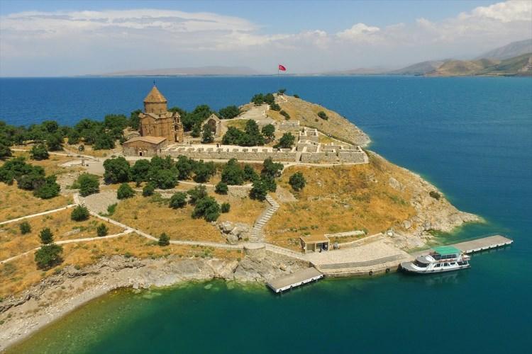 <p>Yaz sezonuyla ziyaretçi sayısında artış yaşanan Gevaş ilçesi sınırlarındaki Akdamar Adası, Türkiye'nin ve dünyanın birçok yerinden gelen misafirlere ev sahipliği yapıyor.</p>
